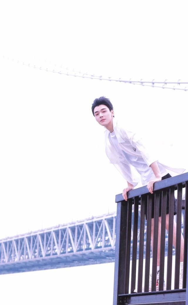 龚俊|龚俊亲自下场道歉:一句话逗笑粉丝,看来还不太习惯顶流新身份