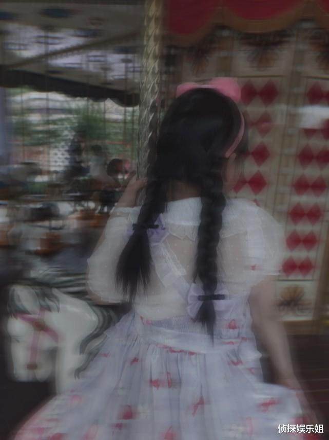 向华强|薇娅夫妇带女儿游乐场疯玩，一家三口罕同框，女儿打扮精致颜值高