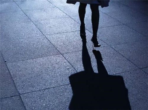 1991年,23岁女孩回家路上失踪,3年后真相大白:她被冻在冰柜里