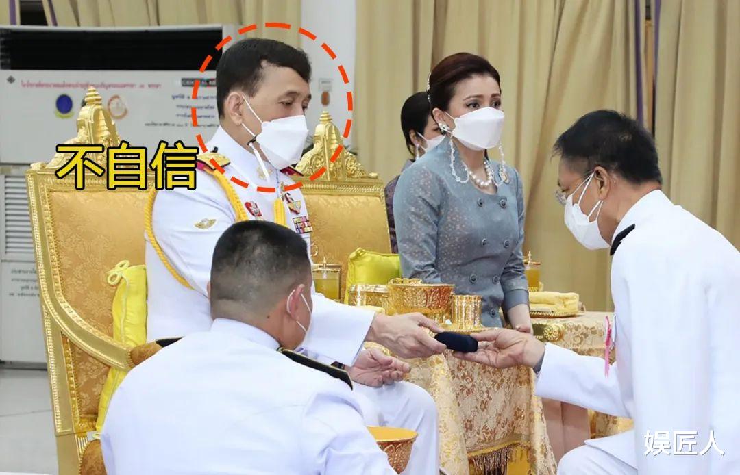 诗妮娜|泰王终于带两位妻子露面，面容稚嫩皮肤光亮，疑似是“国王替身”