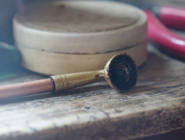 马小马 怕亡妻被偷盗给他人配阴婚，85岁老人独守深山不外出，每天查一次