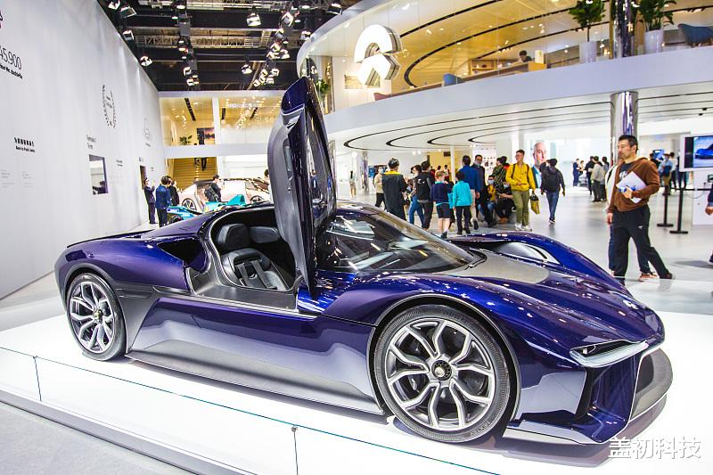 蔚来汽车 蔚来碰撞起火严重，车前半截被烧光，A柱也没了