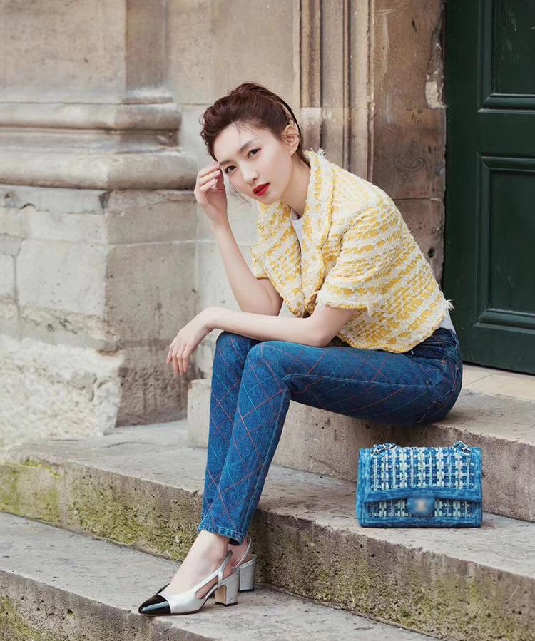 辰雪聊时尚 江疏影挺会扮嫩的,粉色“小香风”外套加身,气质真的太甜美了