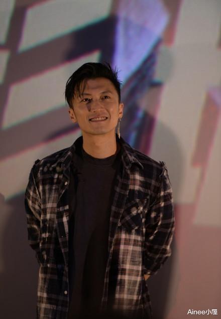 型男|谢霆锋都40岁了，仍没有油腻感，棱角清晰，穿衬衫好似叛逆少年