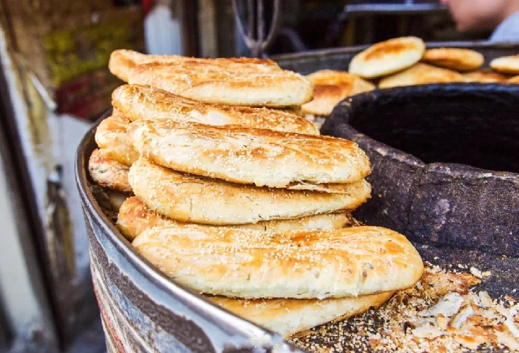 |清朝贵族落魄后在街边买烧饼，咬了一口才发现，仆人骗了他20年