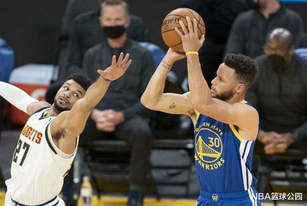 辽宁省|53+7+4!库里刷爆纪录打疯,约基奇陷入呆滞,季后赛名额勇士要定了