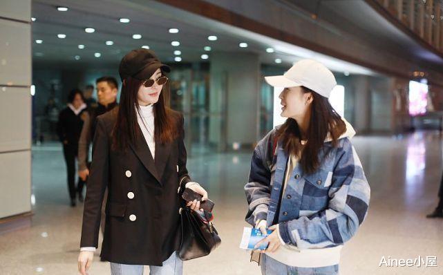张天爱|张天爱李沁同框,都穿牛仔裤配休闲外套,穿出了不同年龄感