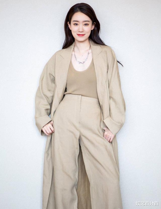 张小斐|张小斐冬日上海街头最新大片曝光，南瓜色V领连衣裙，大长腿吸睛