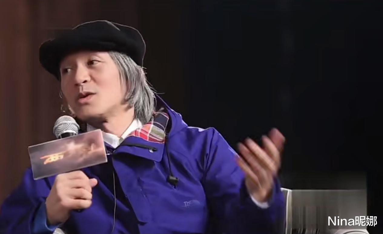 周星驰|59岁周星驰终于露面，穿黑色夹克配直筒裤要助理搀扶，满头白发老太快让人看心酸