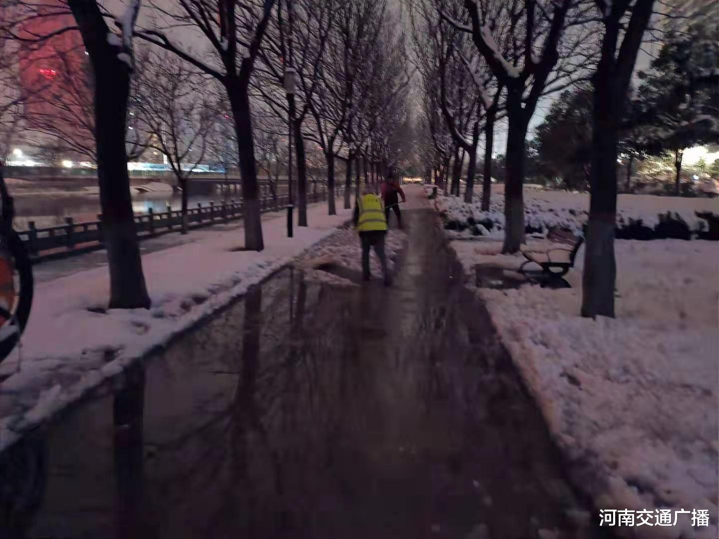 河南交通广播 大雪压断树枝 郑州城区河道管理员急清理