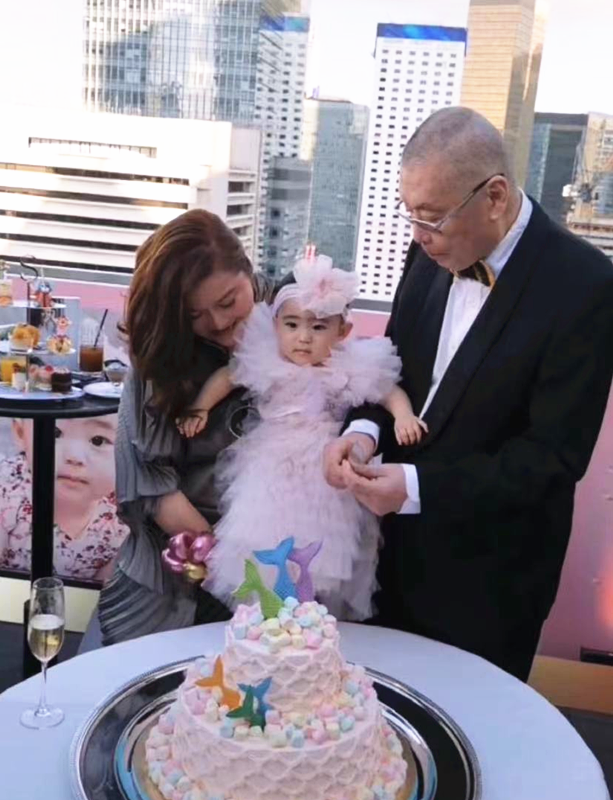 全球时尚号 82岁刘诗昆为一岁儿女庆生，穿黑色西装精神不错，和妻子差37岁