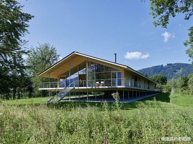 |坐落在湖畔边的住宅:小钢柱撑起大屋顶,面对湖景惬意的生活