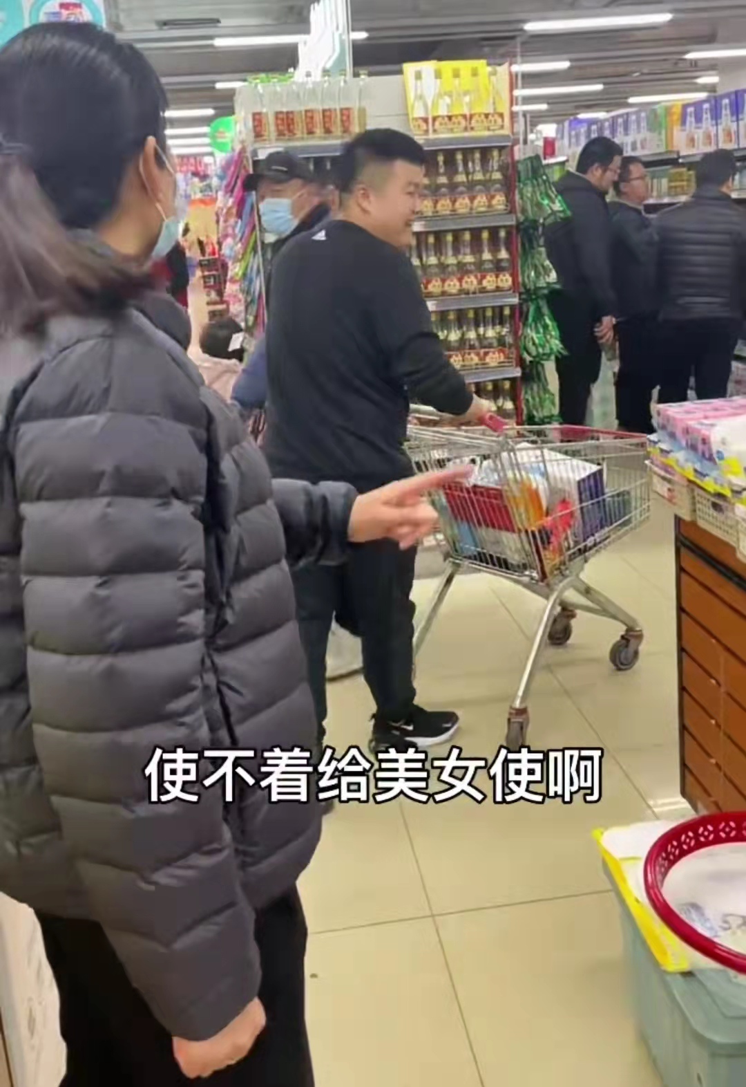 男子逛超市被推销卫生巾,听完后一脸懵:说这个干什么,我用不着
