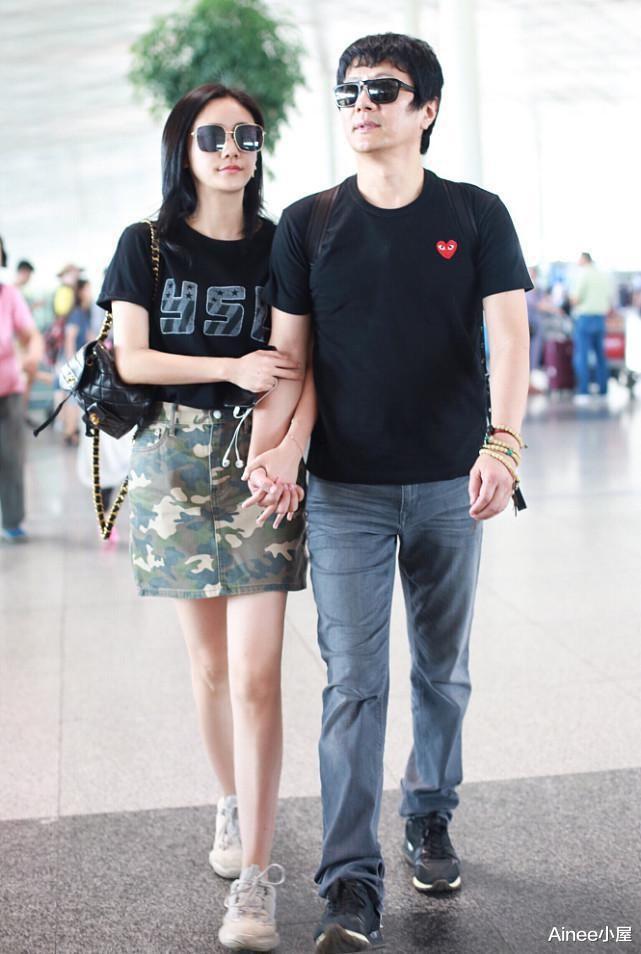 Ainee小屋|刘芸与郑钧牵手穿得稳重，黑色T恤配迷彩裙秀美腿，两人更似父女