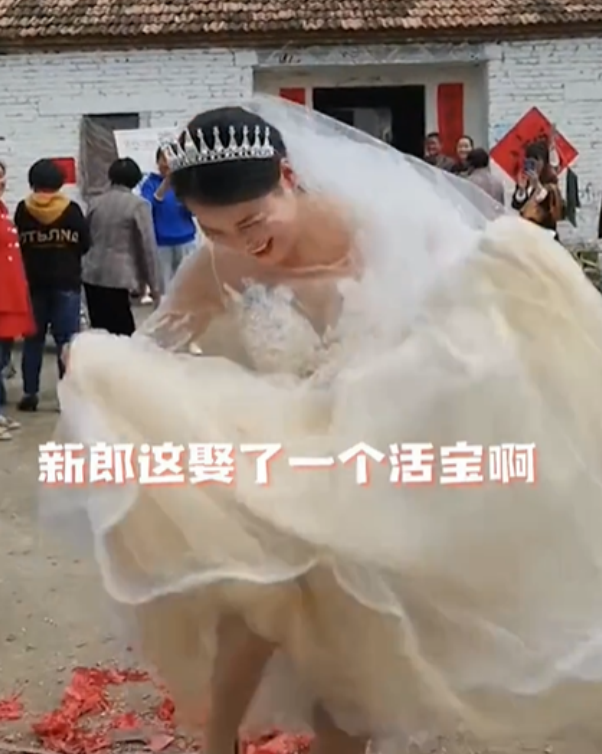 养鱼的老道 江苏：33岁终于嫁出去，新娘在院子兴奋跳舞，“娶了个活宝”