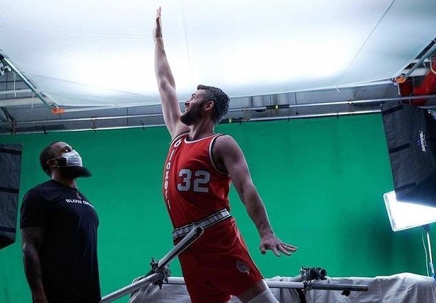 米切尔|NBA球星75周年模仿秀！杜兰特披上马刺44号球衣，米切尔变闪电侠