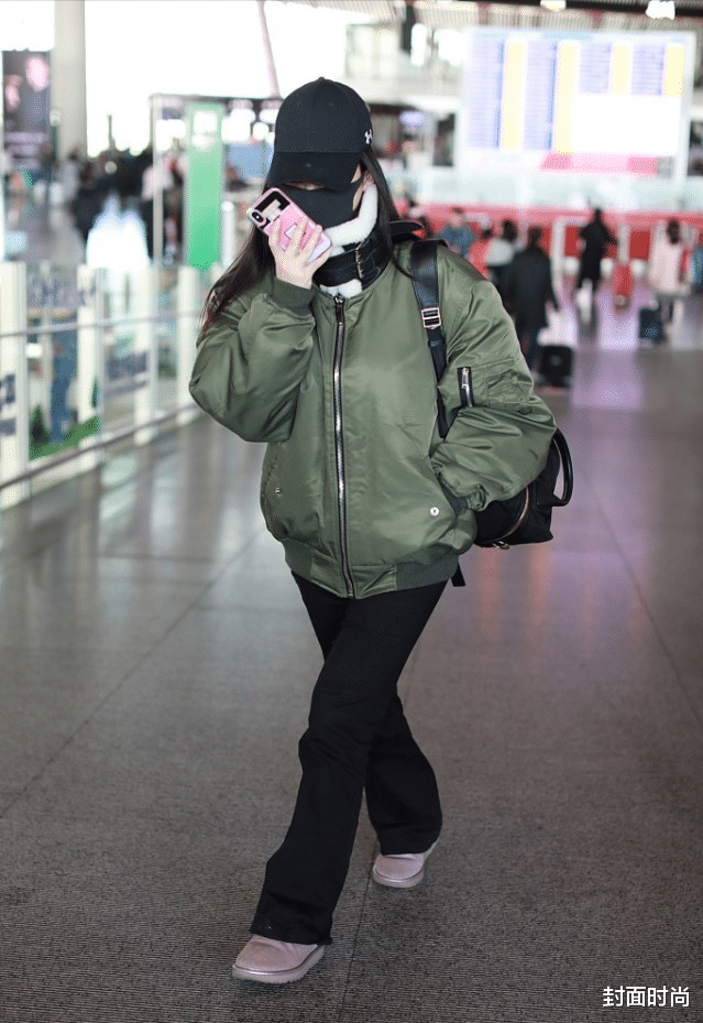 封面时尚 柳岩穿棉服也遮不住好身材,看得出挺丰满的,穿窄腿稍微有点紧绷