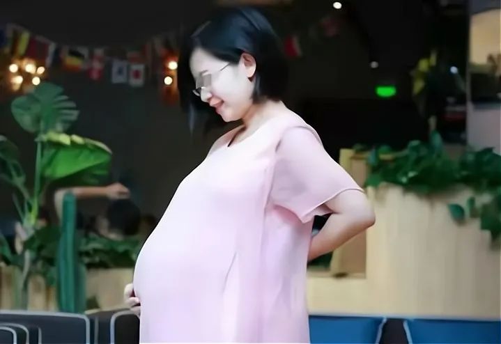 兜妈爱叨叨|准妈妈陈意涵，怀孕9个月挺孕肚走红毯，网友：确定怀了吗？