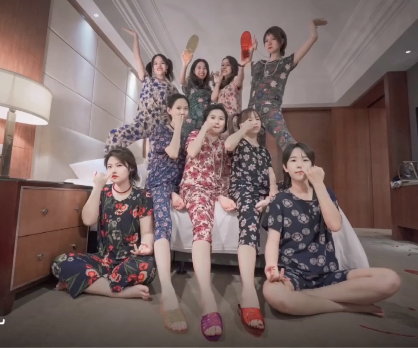 潮帮先生|一群女孩穿阿婆装拍“土味写真”，意外时髦，果然土到极致就是潮