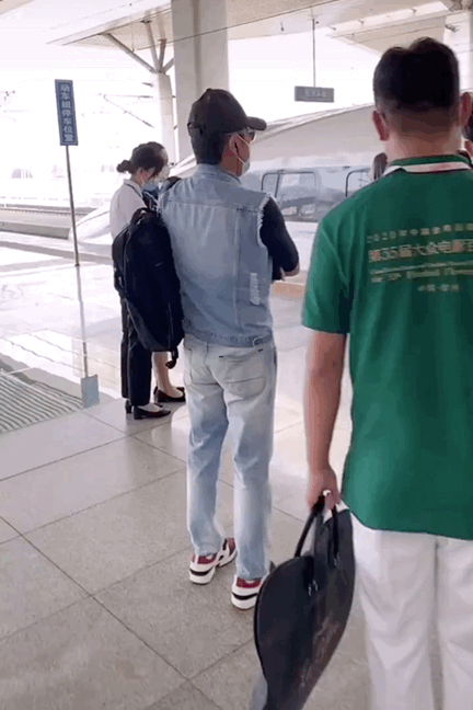 陈道明|这真是陈道明？自己背着包去坐火车 你看他打扮得像不像小鲜肉