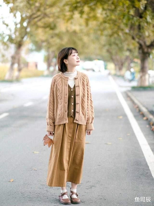鱼司辰 30+的女人如何提升气质，试试这样穿，减龄又有女人味