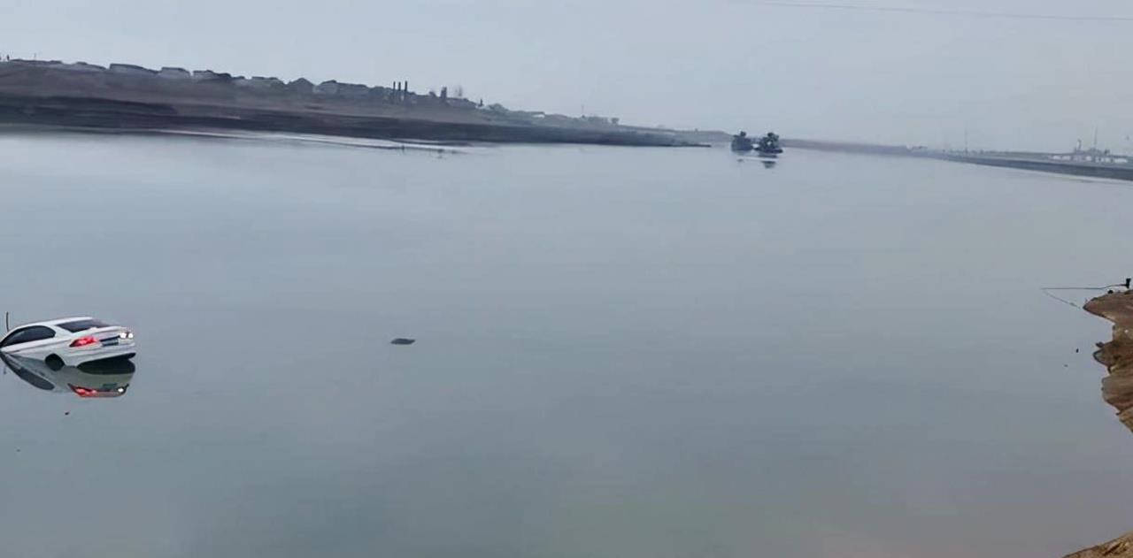 厦门|江西一男子开车去野钓，一不小“飞”进了河中，岸边的钓友出手了