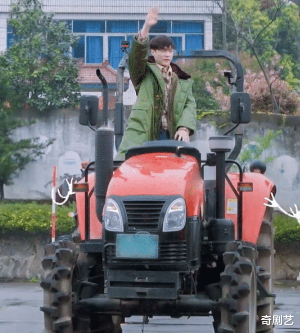 张艺兴|张艺兴又有新动作了，公开向粉丝征集副业，粉丝介绍他去开拖拉机