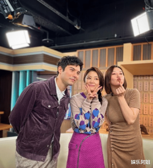 林心如|林心如直播访谈近照释出！扎麻花辫清纯迷人，气质碾压小12岁女星