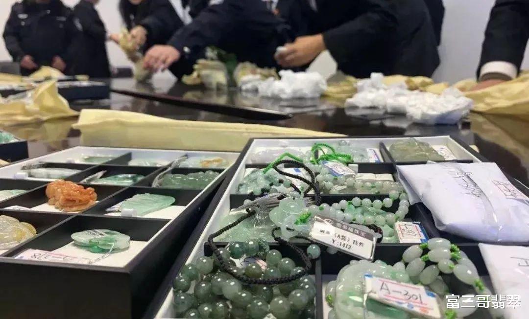 翡翠|一块翡翠毛料拍出1485万，不过它的拍卖途径你肯定想不到！