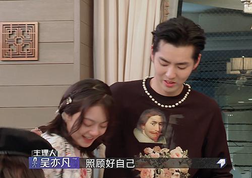 吴亦凡|18岁的赵今麦越长越漂亮：无袖打底露出香肩，难怪被吴亦凡看上