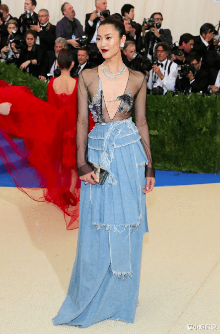 槑小姐侃说|刘雯走出国门自信又大胆，穿黑色薄纱走红毯，却意外不显低俗感
