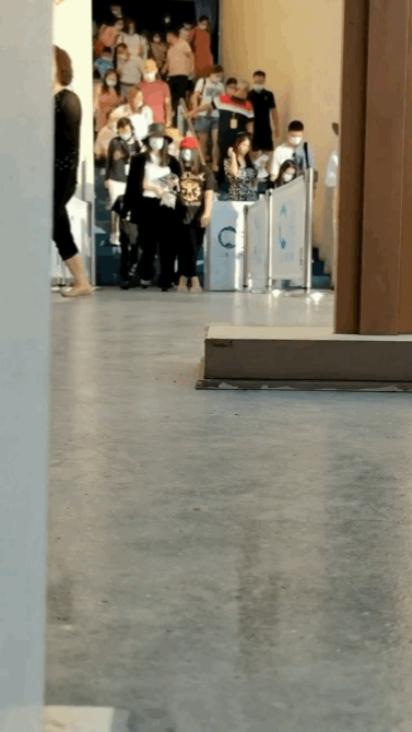 王诗龄|李湘带女儿三亚度假被偶遇，王诗龄身高直逼妈妈，母女同框似闺蜜