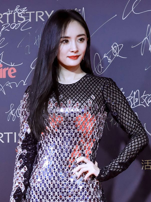 杨幂|杨幂仗着身材好，将“渔网袜”当上衣，看清效果后，直男疯狂点赞