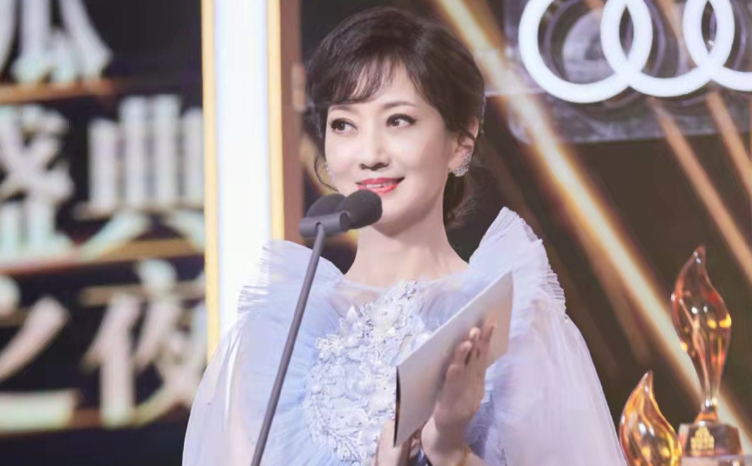 赵雅芝|68岁赵雅芝红毯生图暴露老态!穿紫色纱裙戴大钻戒,优雅刻在骨子里