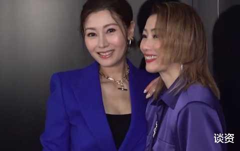 李嘉欣|51岁李嘉欣晒美照，穿蕾丝裙大秀香肩锁骨，俏皮可爱似少女