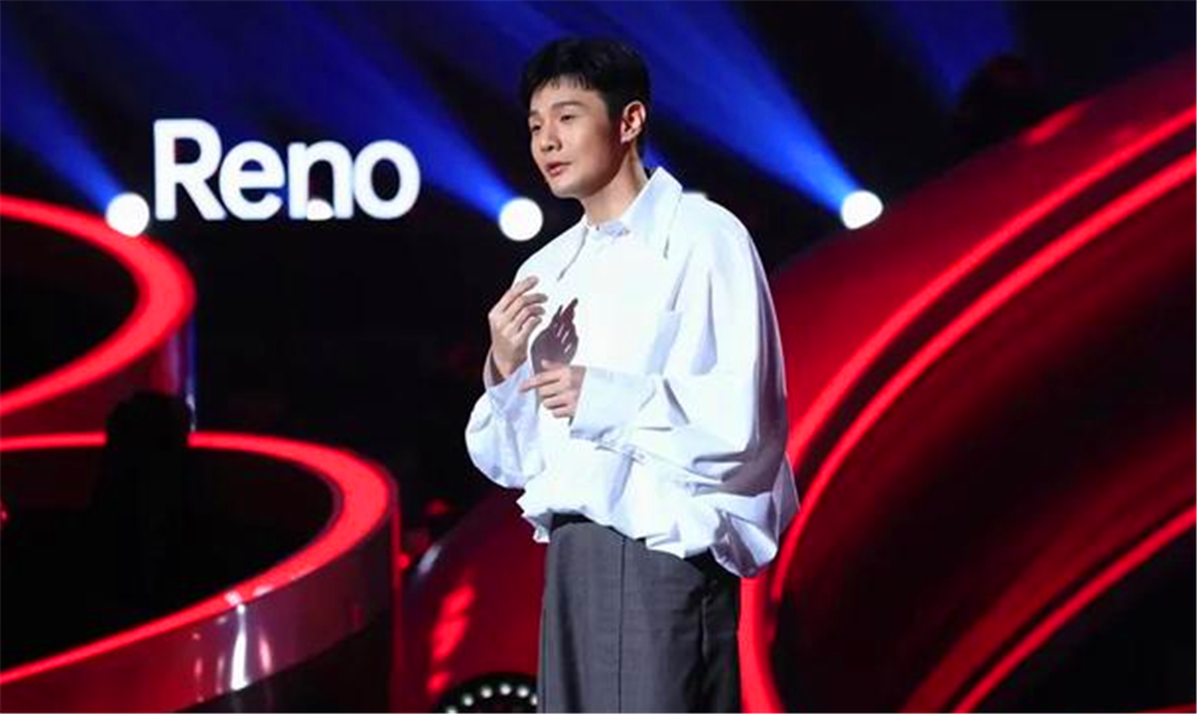 吴京|第十季《好声音》四大导师早已确定，结合这两张图片可以知道答案