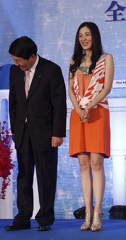 BiuVogue|曾黎的无修图看着好嫩，虽然穿的很浮夸，但是一点都不奇怪