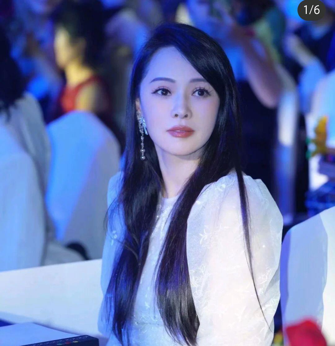 伊能静|伊能静提前为女儿布置圣诞树，画面温馨却暴露了秦昊驼背的坐姿