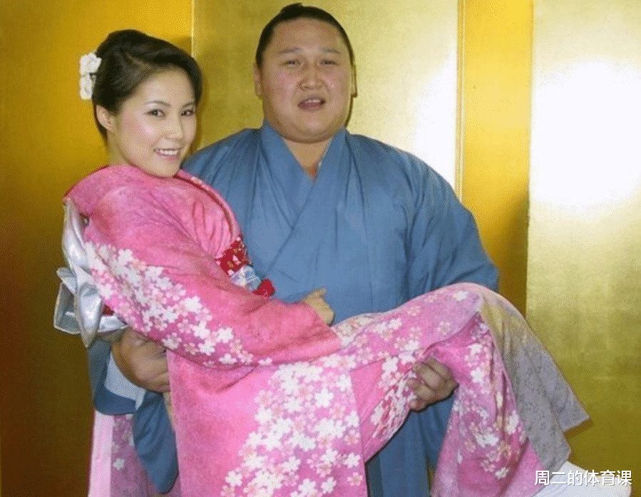 伊曼|体重415公斤、腿粗2米！相扑之王离世后，妻子曾坦言：噩梦终于结束