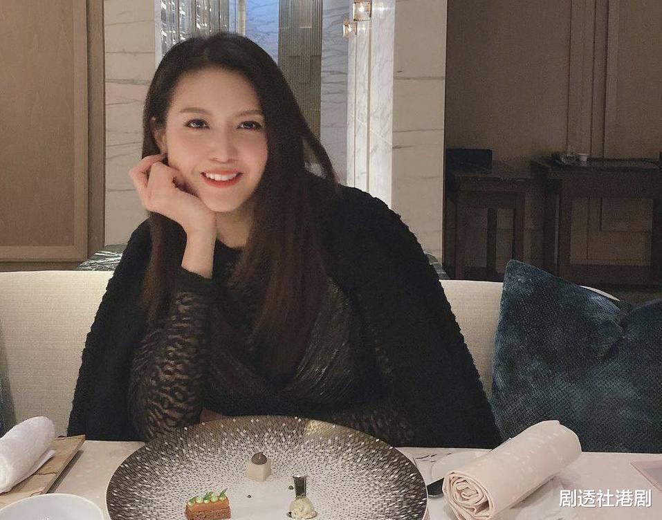 陈庭欣|TVB港姐冠军晒出海靓照，被传与男友年底结婚，不介意当后妈