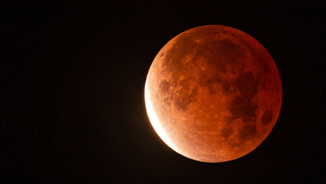 580年来最长月食上演，全球各地共赏