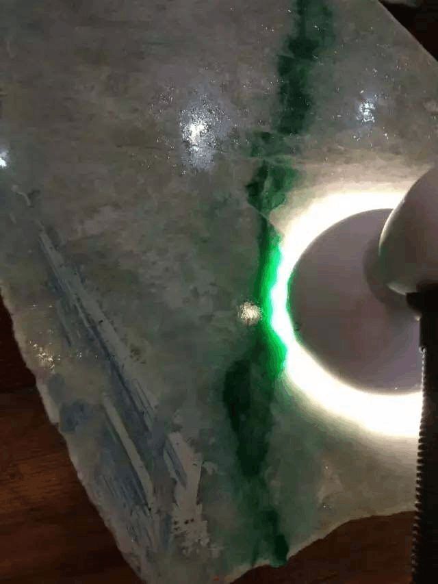 翡翠|翡翠“一线天”屡屡拍出天价，为何说“宁赌一线，不赌一片”？