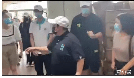 韩红|王一博韩红救灾帮倒忙？一箱货来回搬忙拍照，带摄影师像领导巡察