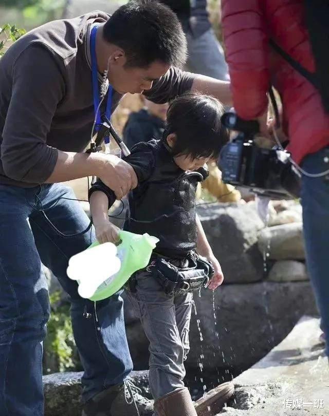 费曼|13岁费曼因治疗旧伤疤服药而导致肥胖？网友为吴镇宇儿子争论不休