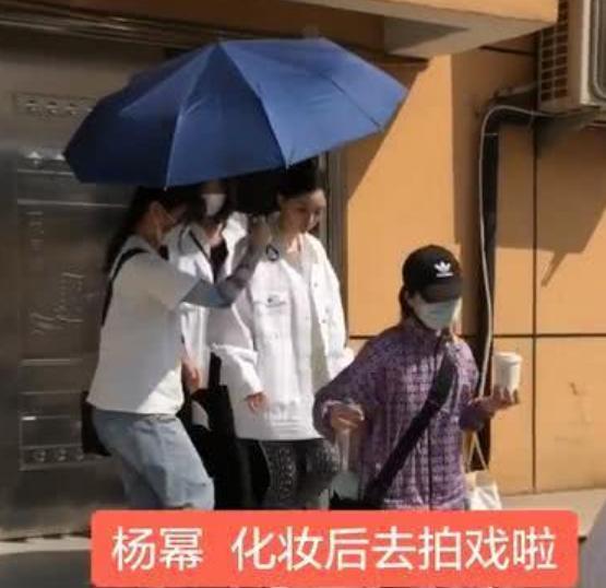 杨幂|杨幂拍戏被偶遇，被赞“人间腿精”，三名助理围成一圈贴身侍奉