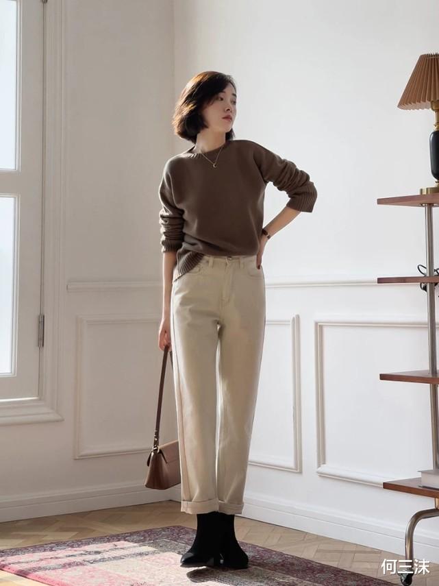 何三沫 40岁的女人可以扮嫩，但不要用力过猛，穿上简约针织衫刚刚好