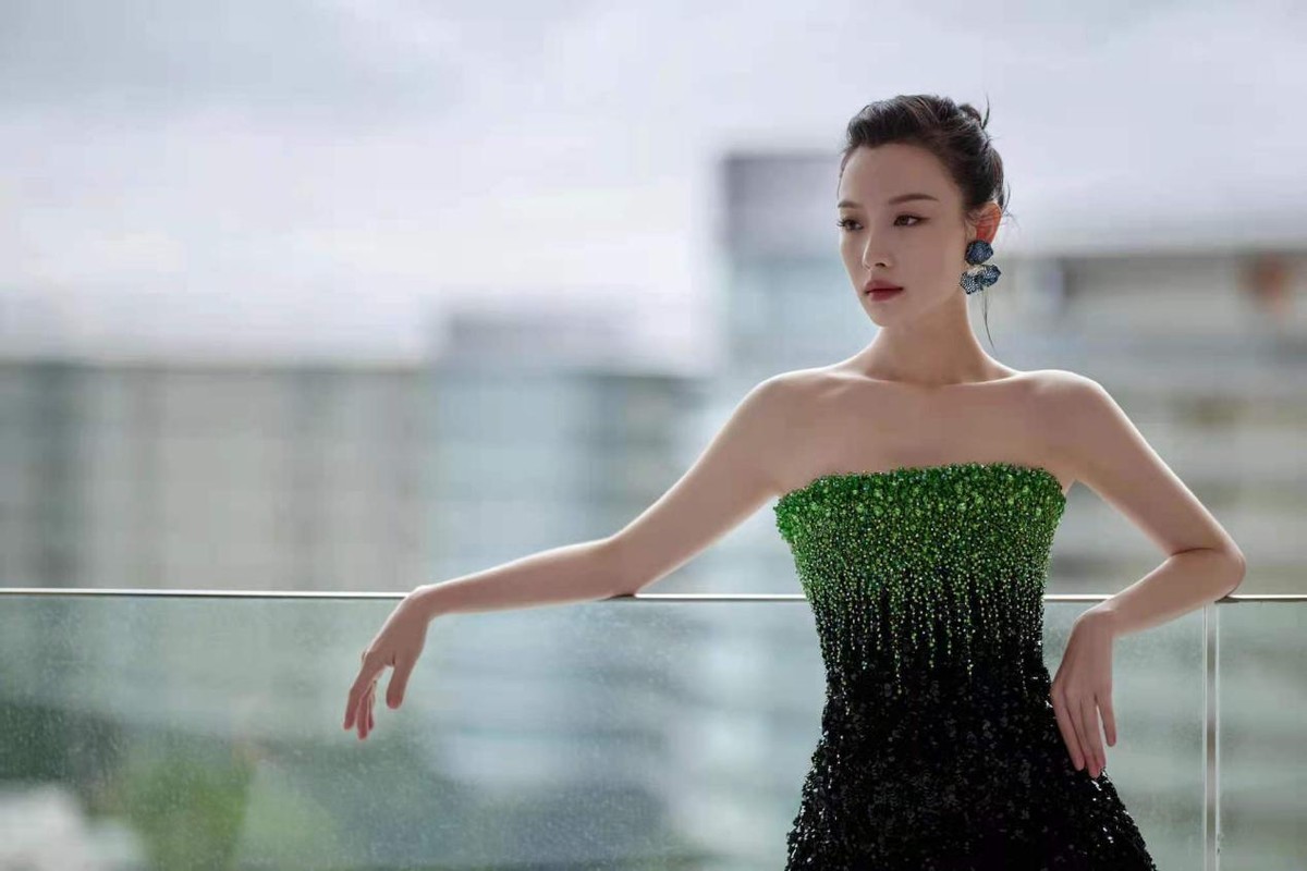 金鸡奖|中国风就是最牛的!张小斐穿云锦高定靠文化底蕴美过倪妮,成赢家