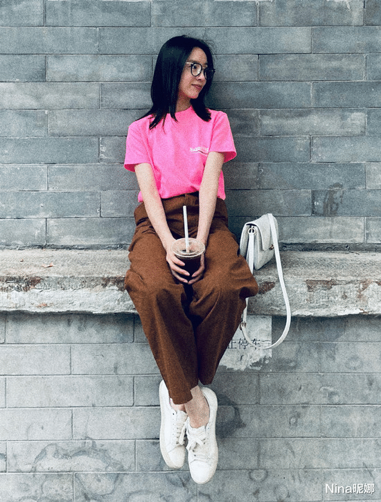 Nina昵娜 董洁逛菜市场！穿卫衣配牛仔裤角落啃红薯，少女打扮不像家庭主妇