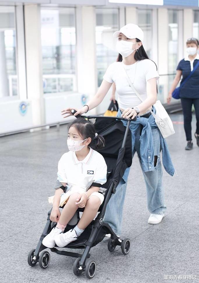 墨羽青春穿搭记|包文婧带女儿走机场，打扮时髦很清爽，6岁饺子坐推车一脸呆萌