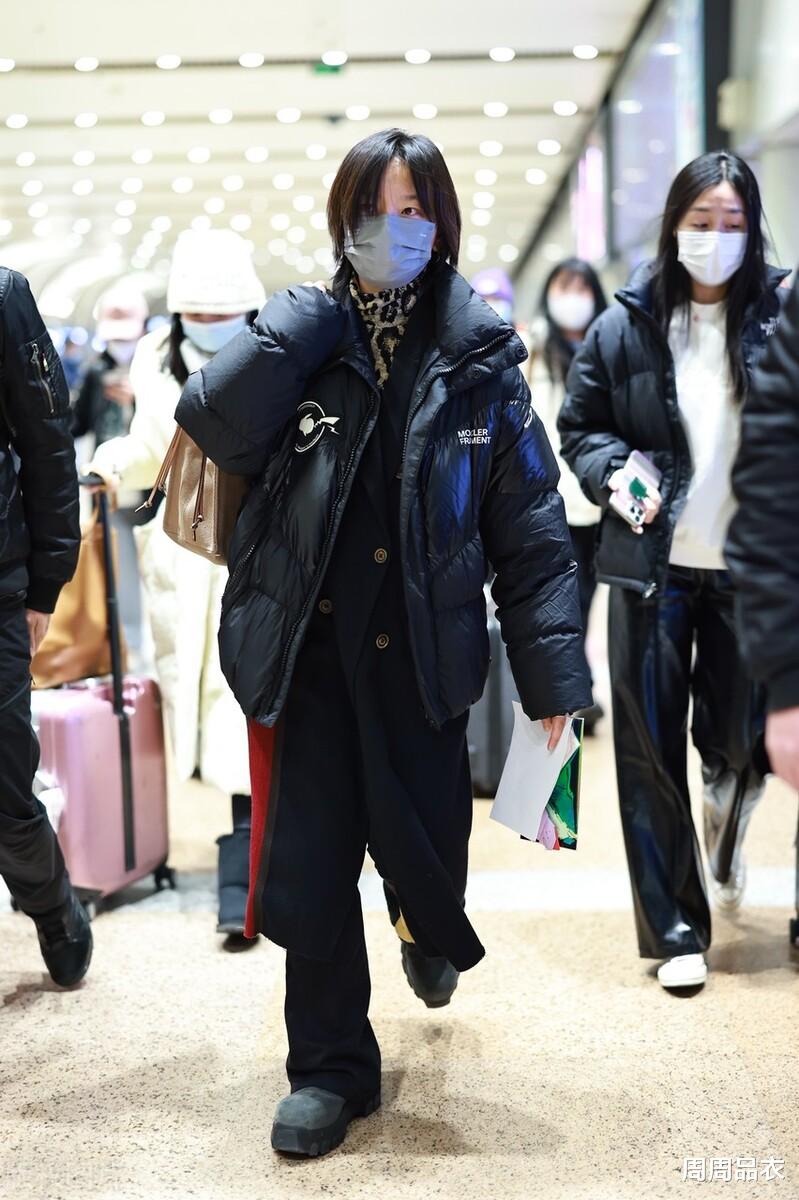 |周笔畅罕见的机场近照，穿高级羽绒服秀时尚，但样貌好似憔悴不堪